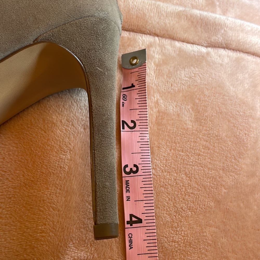 🥰 GILI tan suede peep toe shooties. 9.5. NWOT. Pristine preloved condition. - Picture 6 of 7